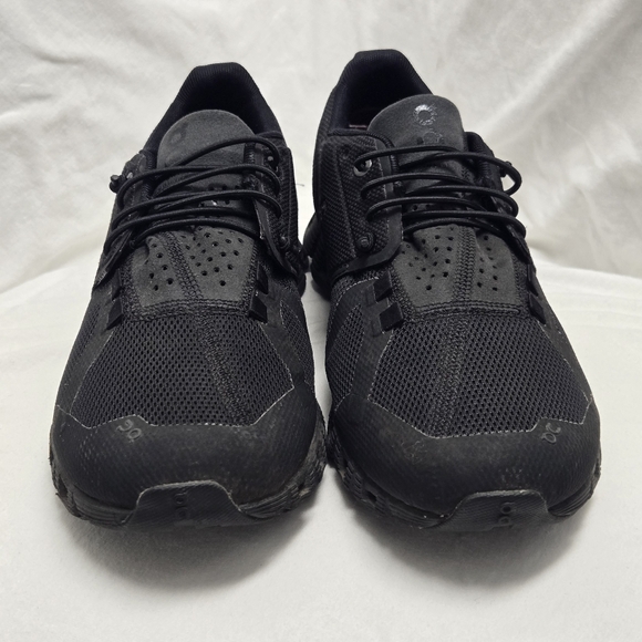 On Cloud 5 running shoe in the all-black color variant 7.5 - Picture 4 of 9
